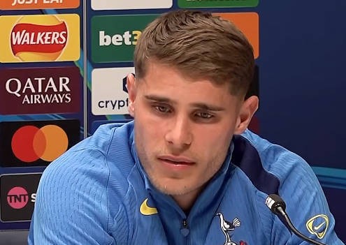  范德芬谈首回合意外滑倒；热刺顽强绝平红军展现球队韧性。 体育新闻 范德芬谈首回合意外滑倒；热刺顽强绝平红军展现球队韧性。 体育新闻