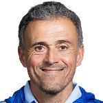  进攻选择丰富成巴黎优势；恩里克强调球员出色发挥；球队在欧冠征程中稳步前进。 体育新闻