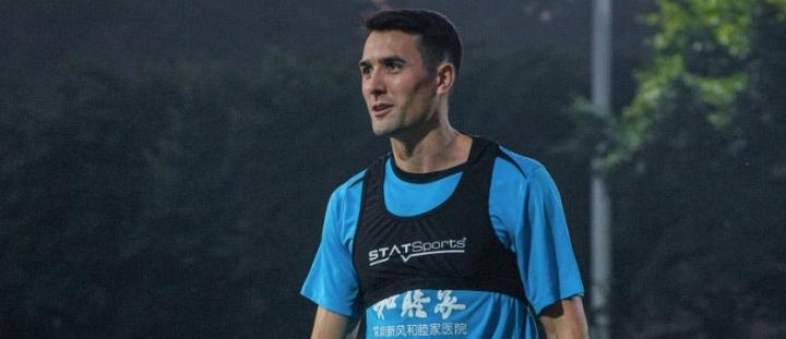 周定洋加盟导航语音,足球激情融入日常出行。 体育新闻