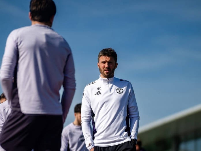  二十四天无赛空窗来临；曼联俱乐部探讨短期集训可行性。 体育新闻