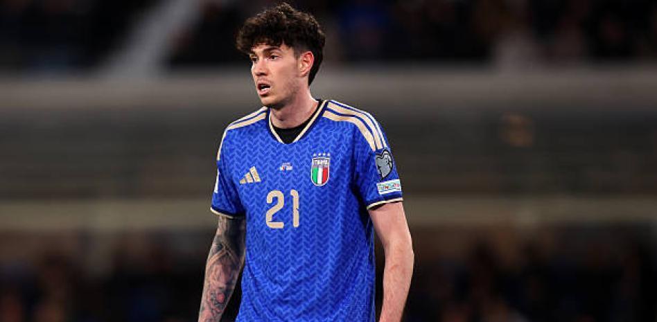 左脚中卫引援策略：巴斯托尼展现加盟意愿与转会契机