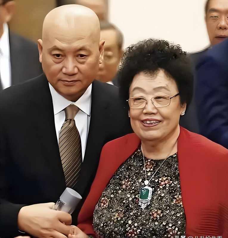  从荧幕到现实：迟重瑞三十年人生选择背后的深层逻辑 情感心理